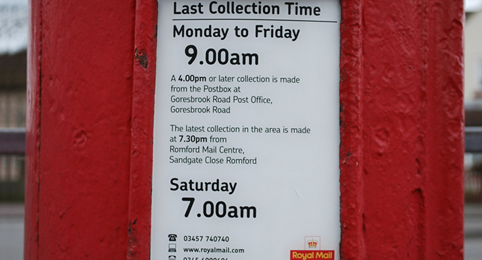 Dagenham Post Office Collection From Postbox At Heathway